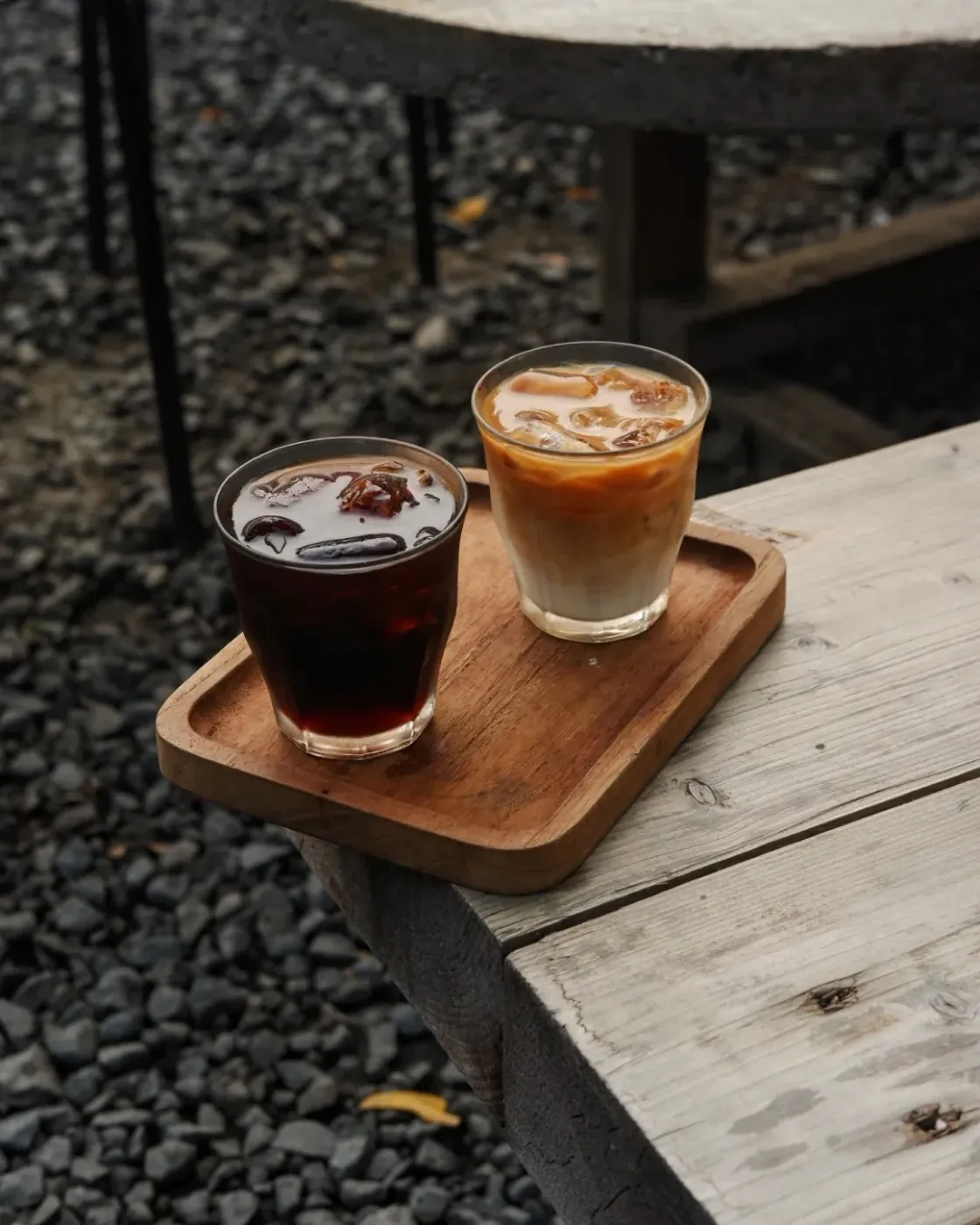Es kopi susu dan kopi hitam Mikha