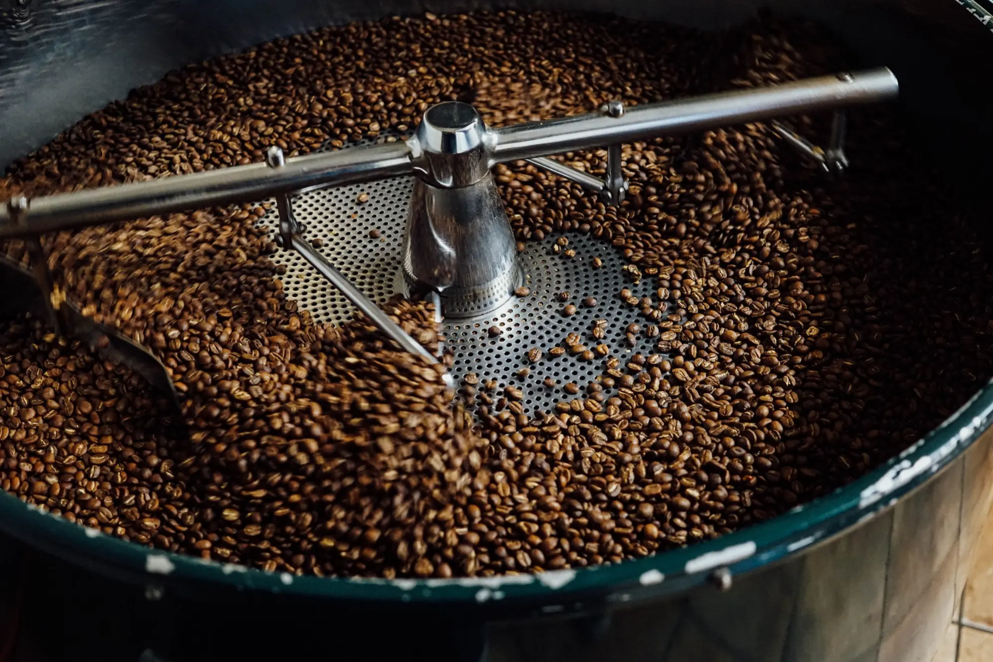 Proses sangrai biji kopi di Rumah Sangrai Mikha